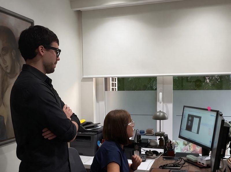 Un consultor de AITECA observa cómo trabaja una persona del equipo del cliente durante la jornada de consultoría