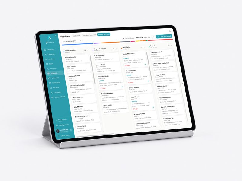 Tableta con el tablero de oportunidades de venta de Zentra CRM, ordenadas por etapa
